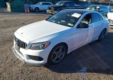 2015 Mercedes-Benz C 300 4Matic/Luxury 4Matic/Sport 4Matic z USA, uszkodzony, nr VIN 55SWF4KB1FU034987